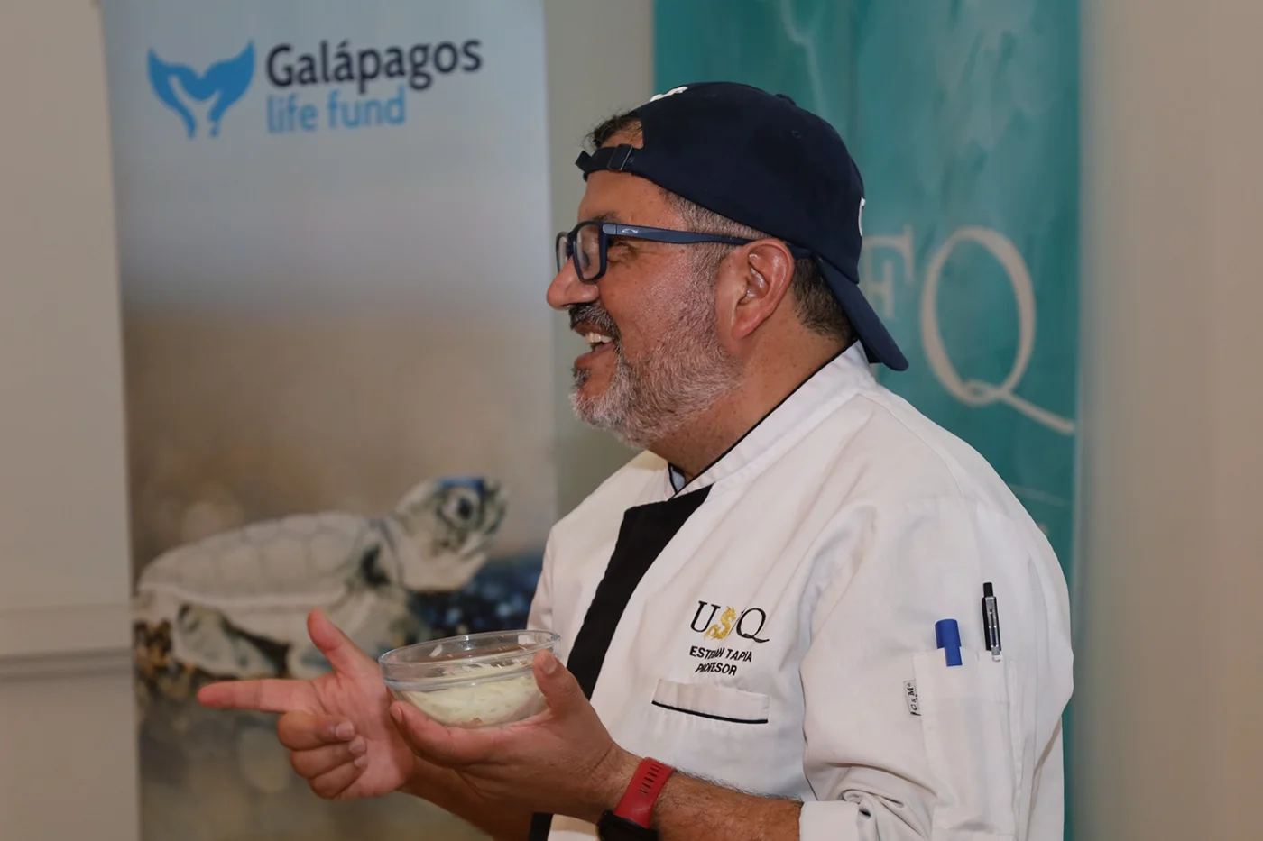 chef-explicando-comida