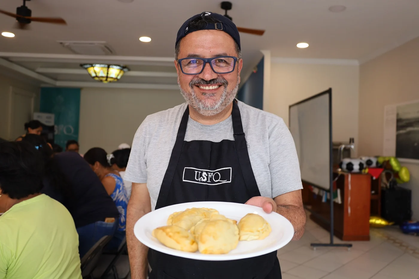 chef-mostrando-plato-de-comida