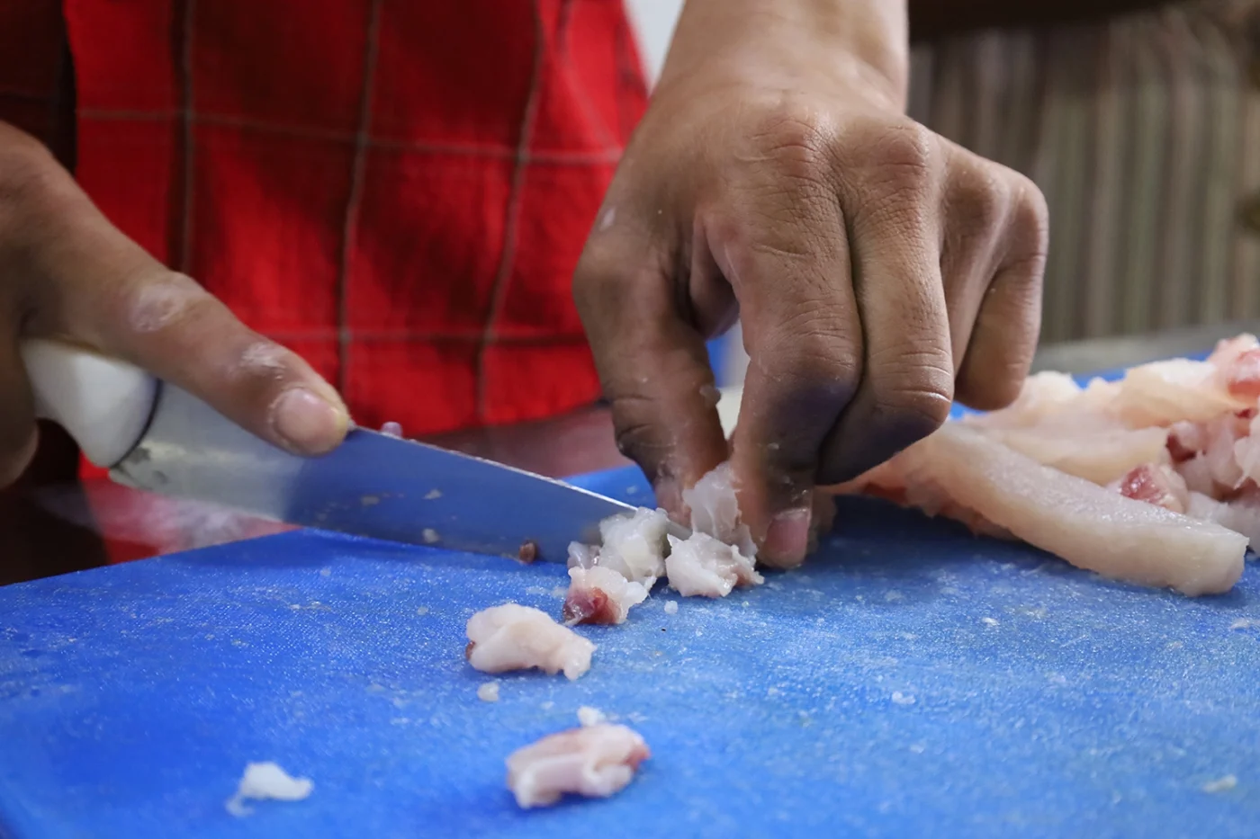 cortando-pescado-para-ceviche