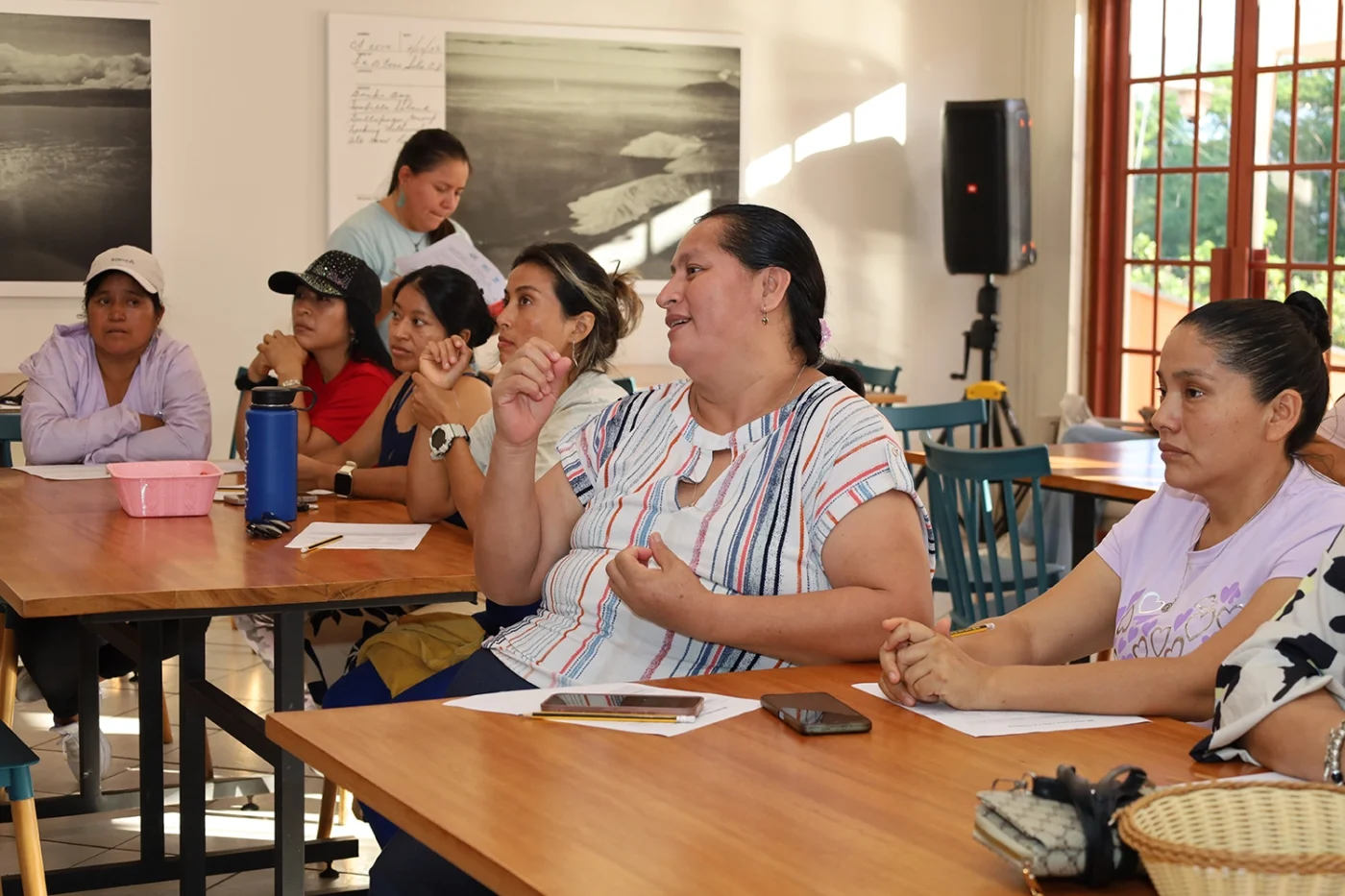grupo de mujeres prestando atencion 01