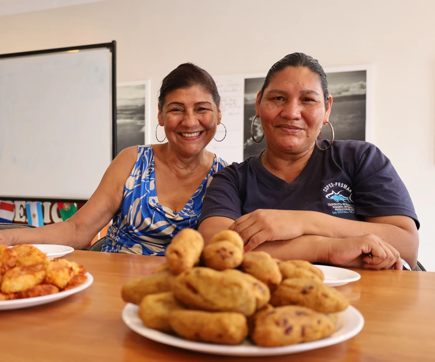 mujeres-posando-con-plato-de-comida